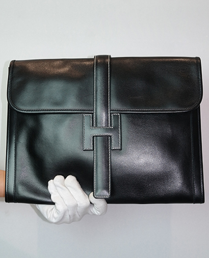 Jige Clutch GM in Box Leather Black, front view